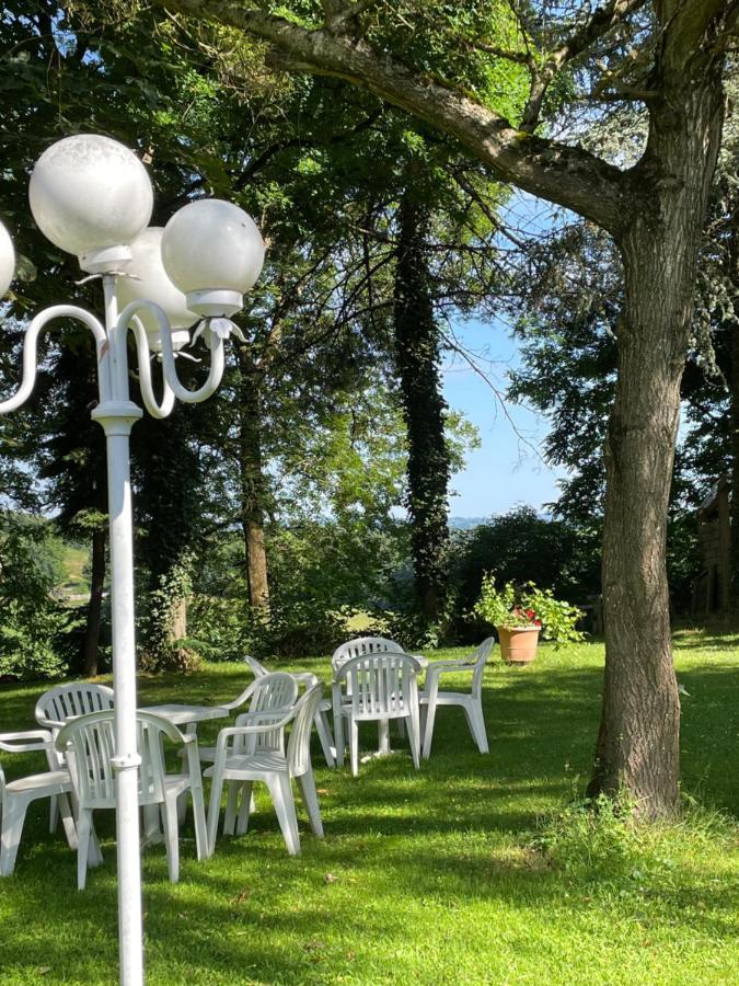 Logis Deshors-Foujanet Hotell Chamboulive Eksteriør bilde